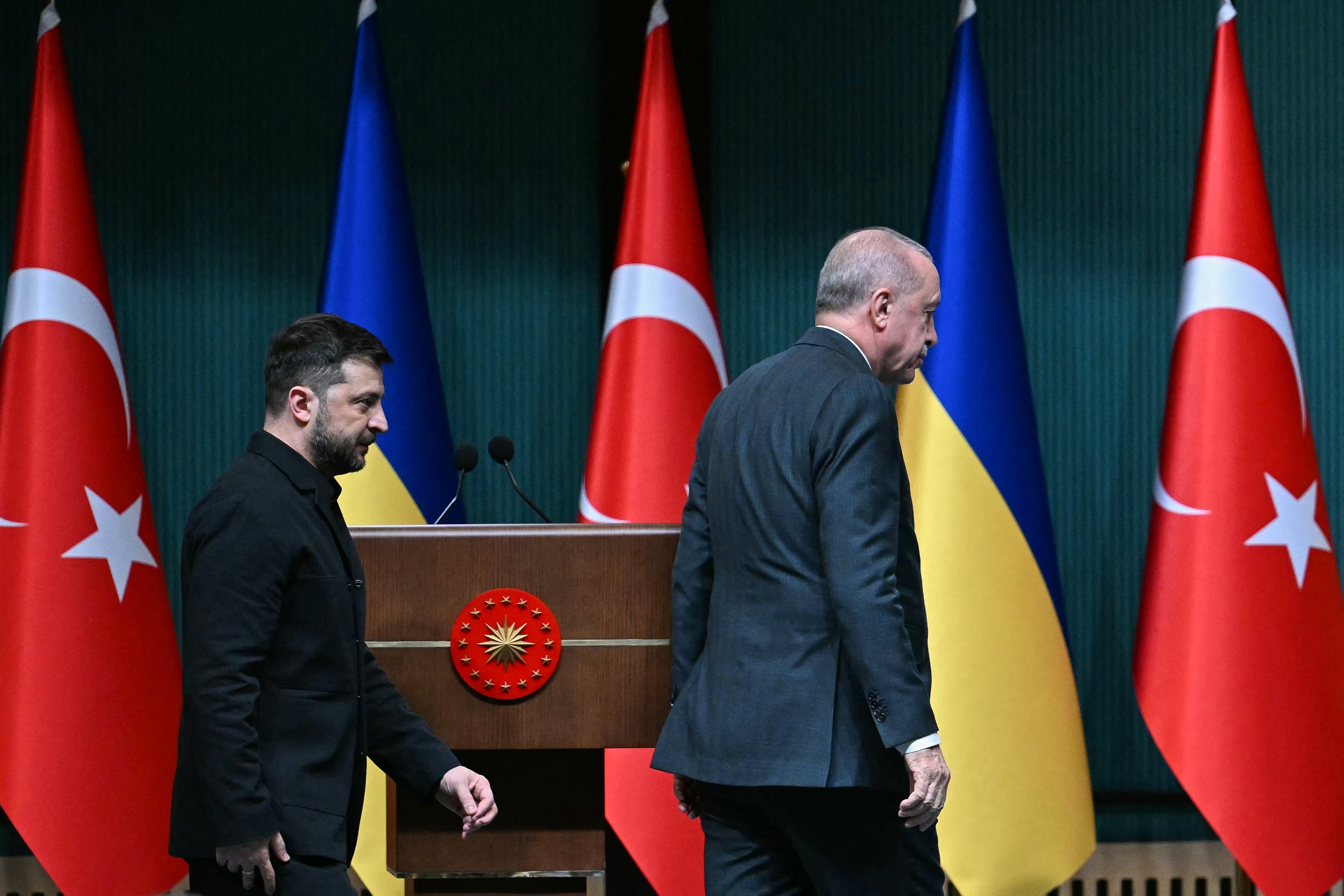 तुर्की के राष्ट्रपति रेसेप तैयप एर्दोगन (आर) और यूक्रेन के राष्ट्रपति वलोडिमिर ज़ेलेंस्की अंकारा में एक संयुक्त संवाददाता सम्मेलन आयोजित करने के बाद रवाना हुए