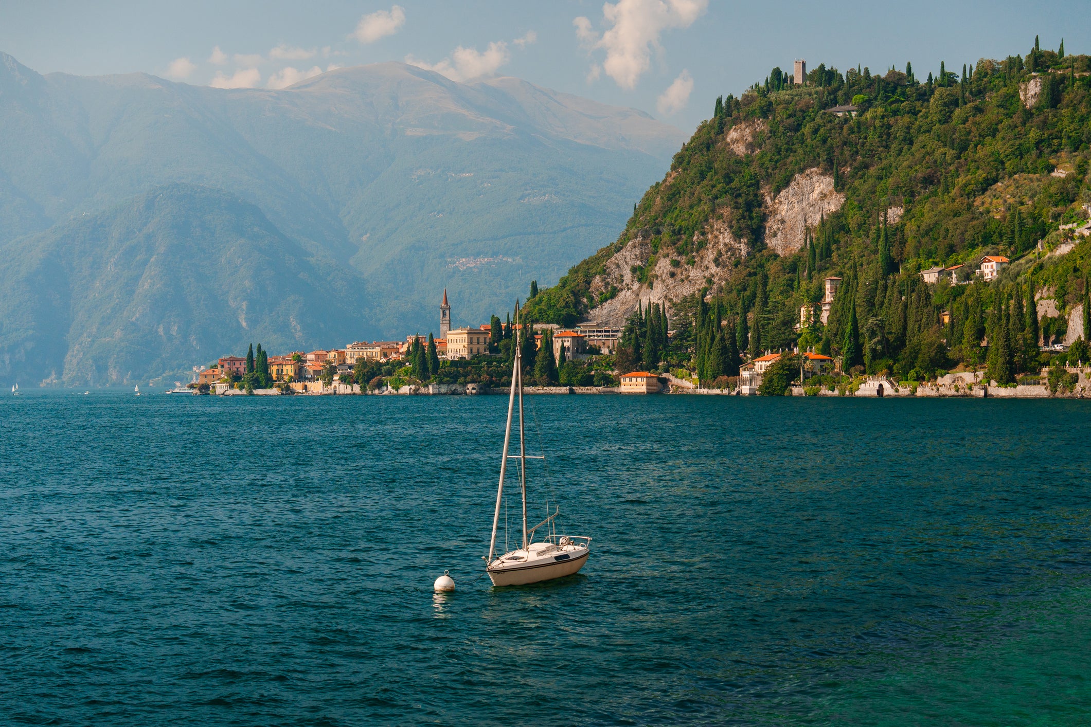 لکو در نوک جنوب شرقی دریاچه کومو واقع شده است