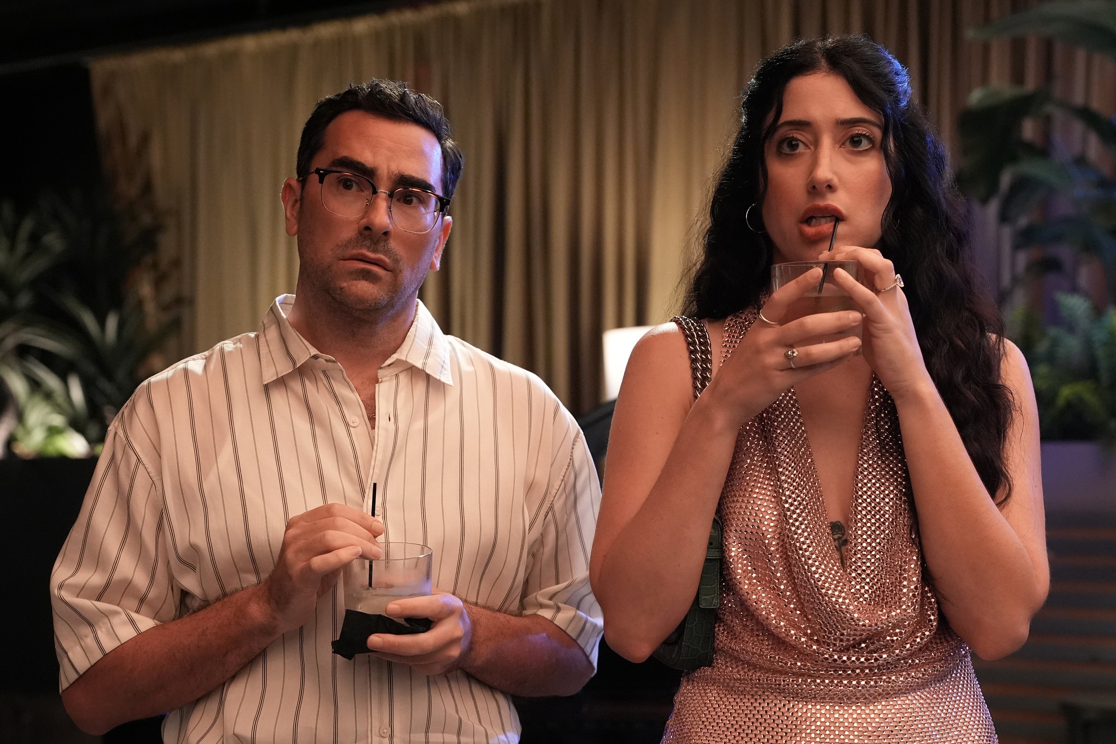 Dan Levy e Taylor Ortega em 'Grandes Erros'