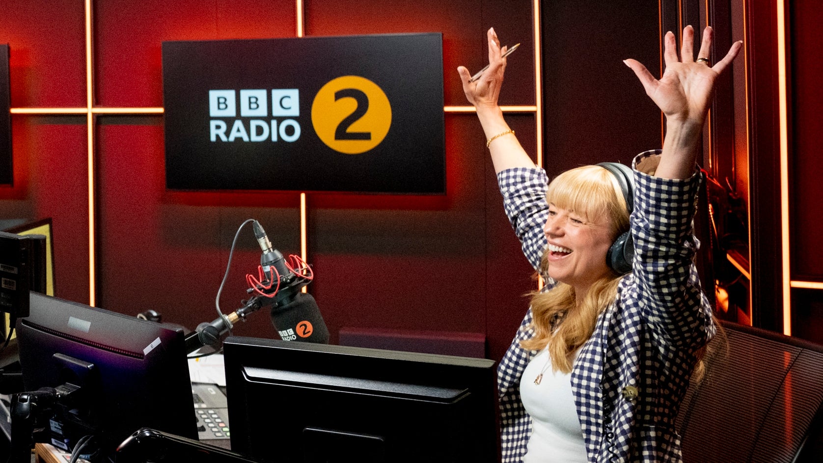 Sara Cox nello studio di Radio 2