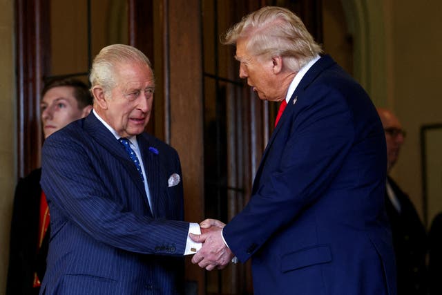 <p> El presidente de EE. UU., Donald Trump, saluda al rey Carlos de Reino Unido al salir del Castillo de Windsor, en Windsor, el 18 de septiembre de 2025 </p>