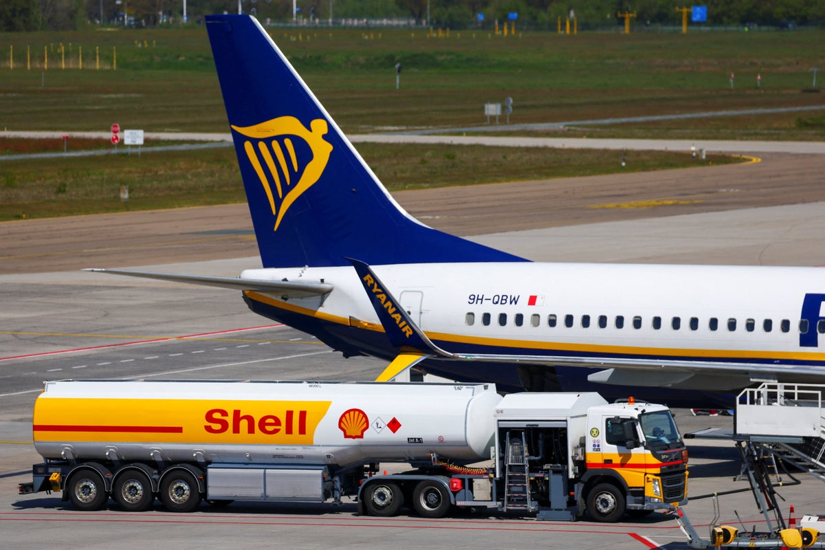 Holiday warning as government ‘closely monitoring’ airline jet fuel shortage