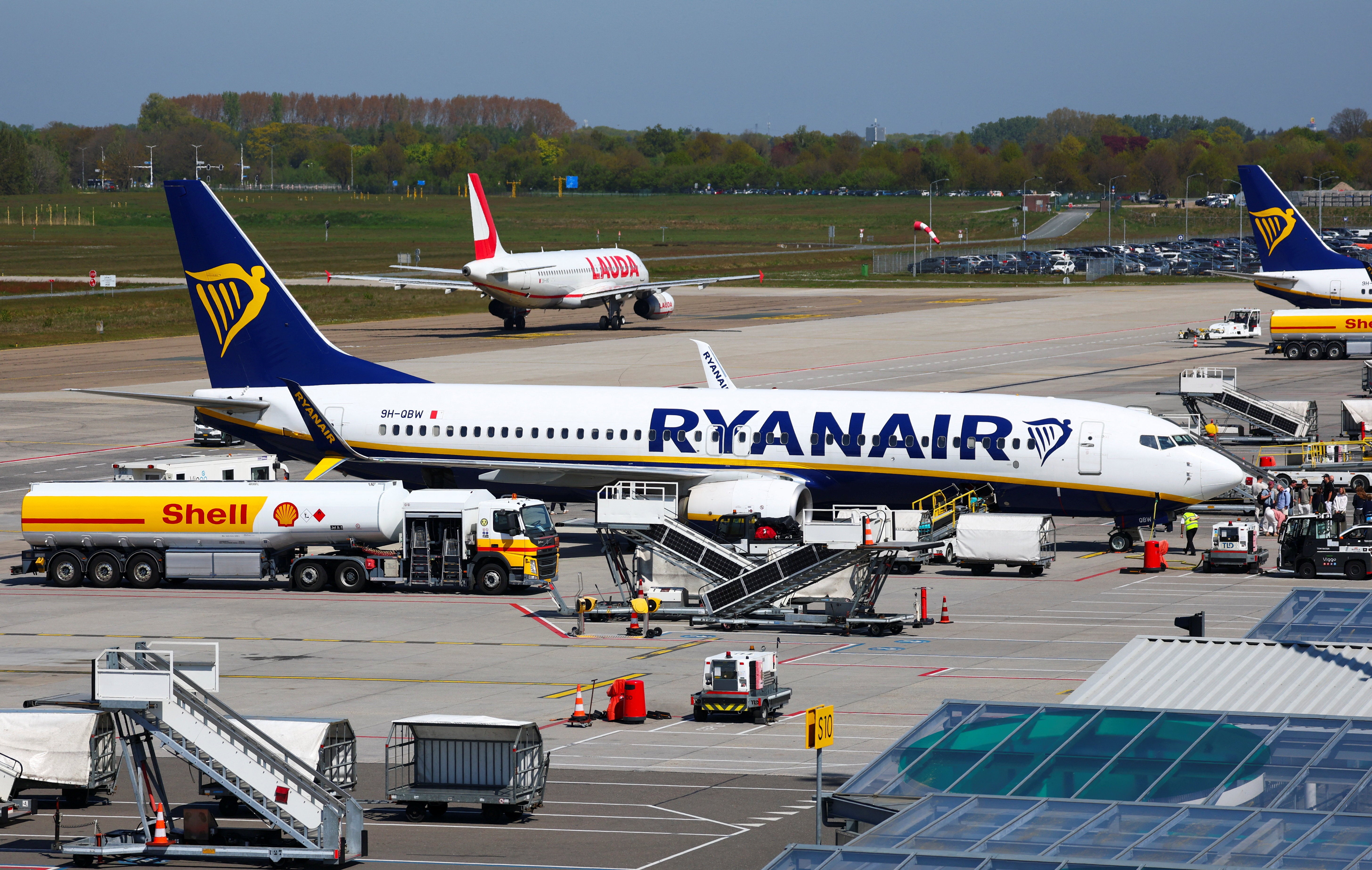 A Shell tanker truck refuels a Ryanair aircraft at Eindhoven Airport