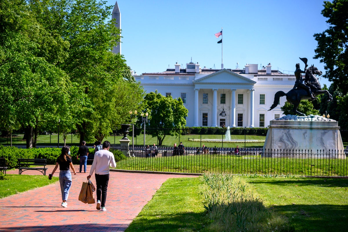 Trump, yönetiminin en sevdiği inşaat şirketine yüksek fiyatla gizli teklifsiz sözleşme verdiği iddiaları üzerine konuşuyor