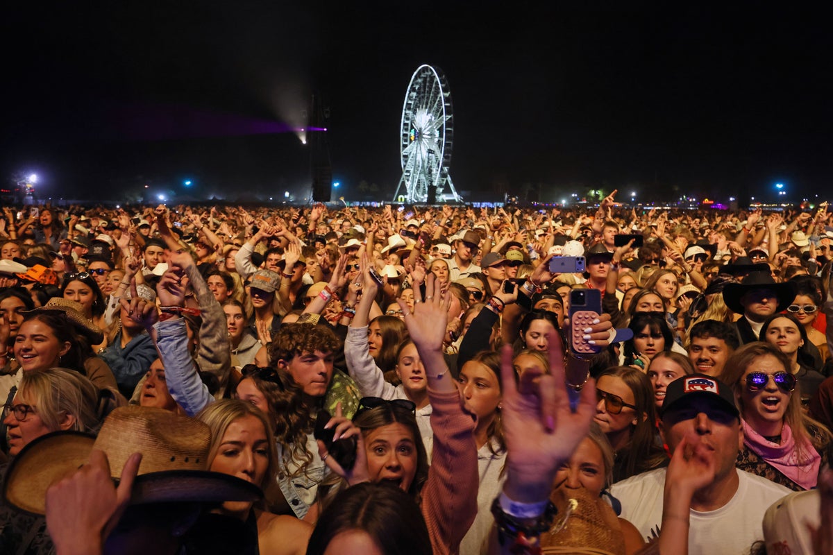 Stagecoach fans slam evacuation after thousands unable to return to resumed show
