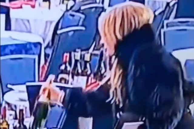 En un vídeo que se ha vuelto viral, se ve a un invitado a la cena de corresponsales de la Casa Blanca deteniéndose para coger una botella de champán de una mesa vacía mientras el evento es evacuado.