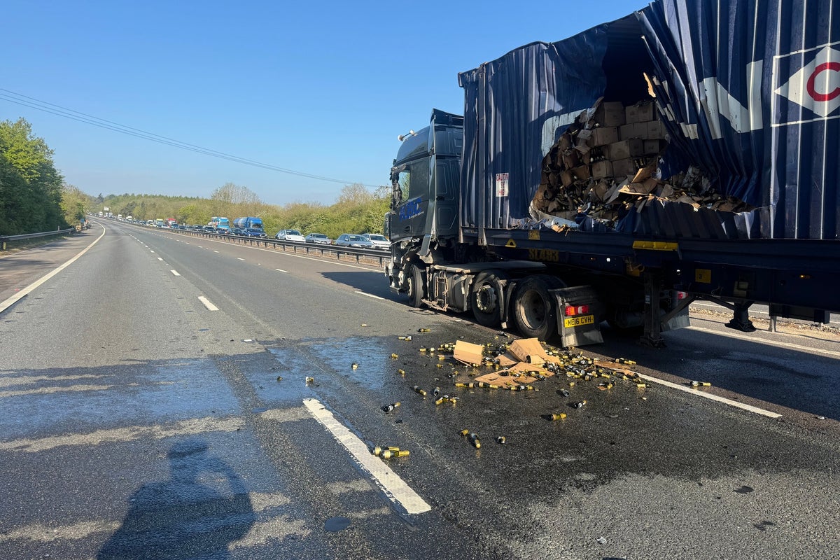 Lorry carrying 20 tonnes of prosecco involved in motorway crash in Berkshire – UK Times Lorry carrying 20 tonnes of prosecco involved in motorway crash in Berkshire – UK Times