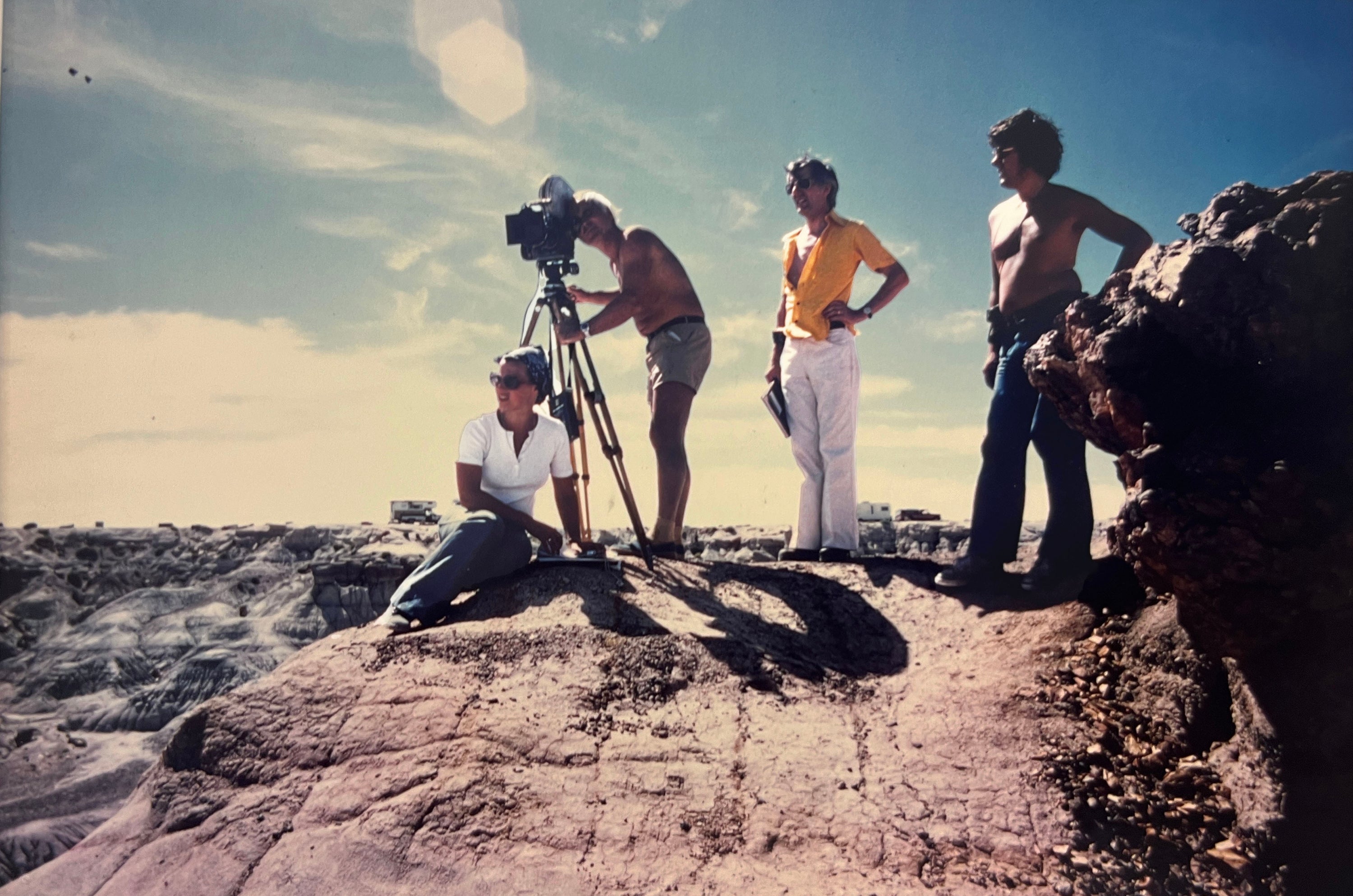 Pam Jackson, Maurice Fisher, Chris Parsons, Paul Morris filmando na Floresta Petrificada, 1977,