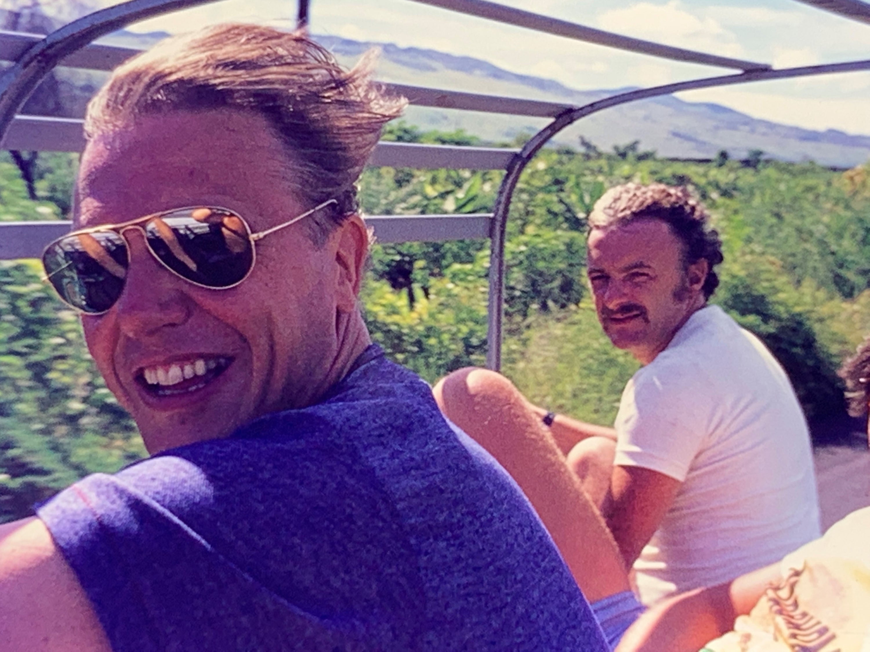 David Attenborough e Martin Saunders em locação para Life on Earth, Comores