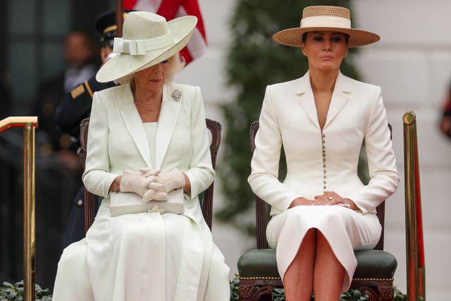 <p>La primera dama Melania Trump —en disputa pública con el presentador Jimmy Kimmel— conversa con la reina Camila durante la ceremonia de bienvenida en la Casa Blanca</p>