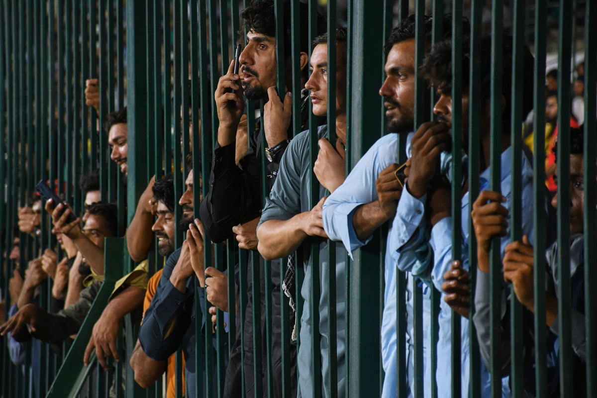 Hundreds stuck in long lines as Pakistan Super League ticket snag slows return of spectators – UK Times