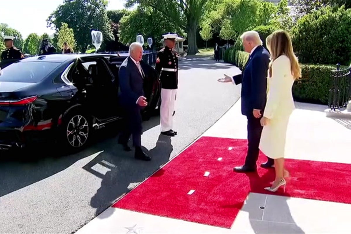 Trump greets the King with a firm handshake as royals visit White House ...