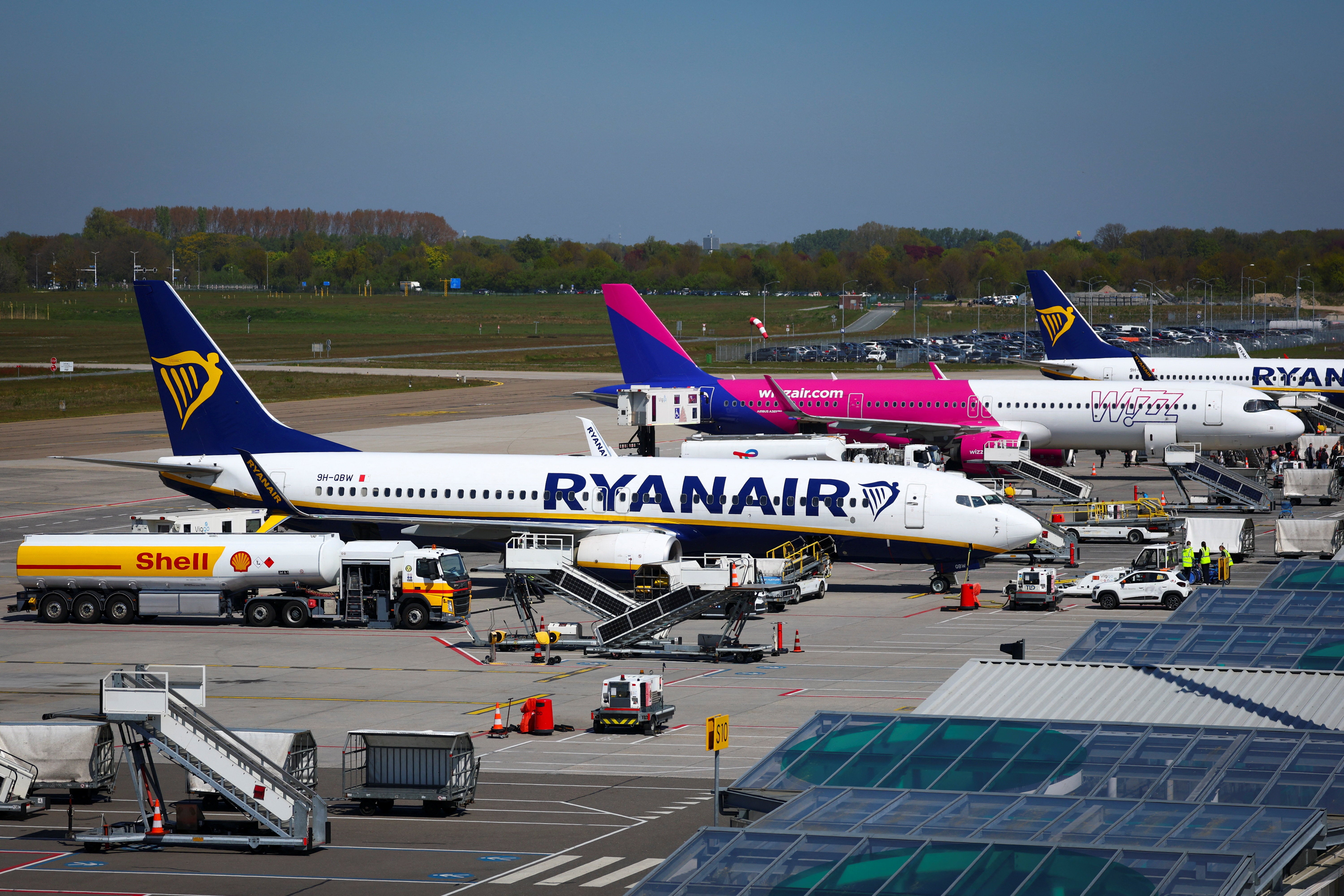 A Shell tanker truck refuels a Ryanair aircraft at Eindhoven Airport, Netherlands