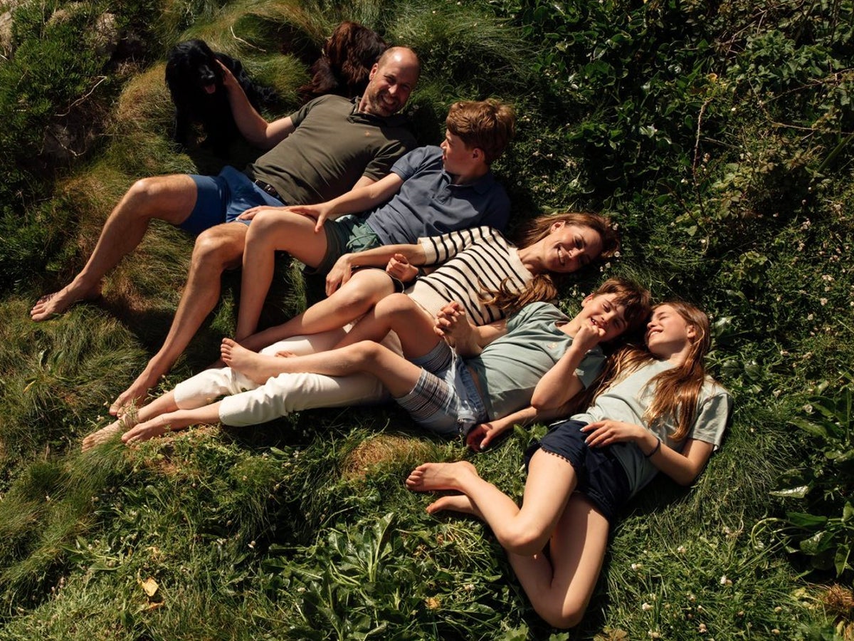 Prince William and Kate Middleton mark 15th wedding anniversary with  never-before-seen family photo | The Independent