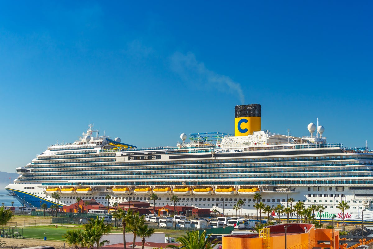Kaliforniya'nın Catalina Adası yakınlarındaki Carnival gemisindeki yolcu yolcusu balkondan düşerek öldü