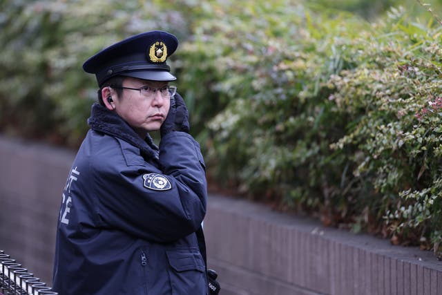 <p>Un agente de policía en Tokio, Japón</p>