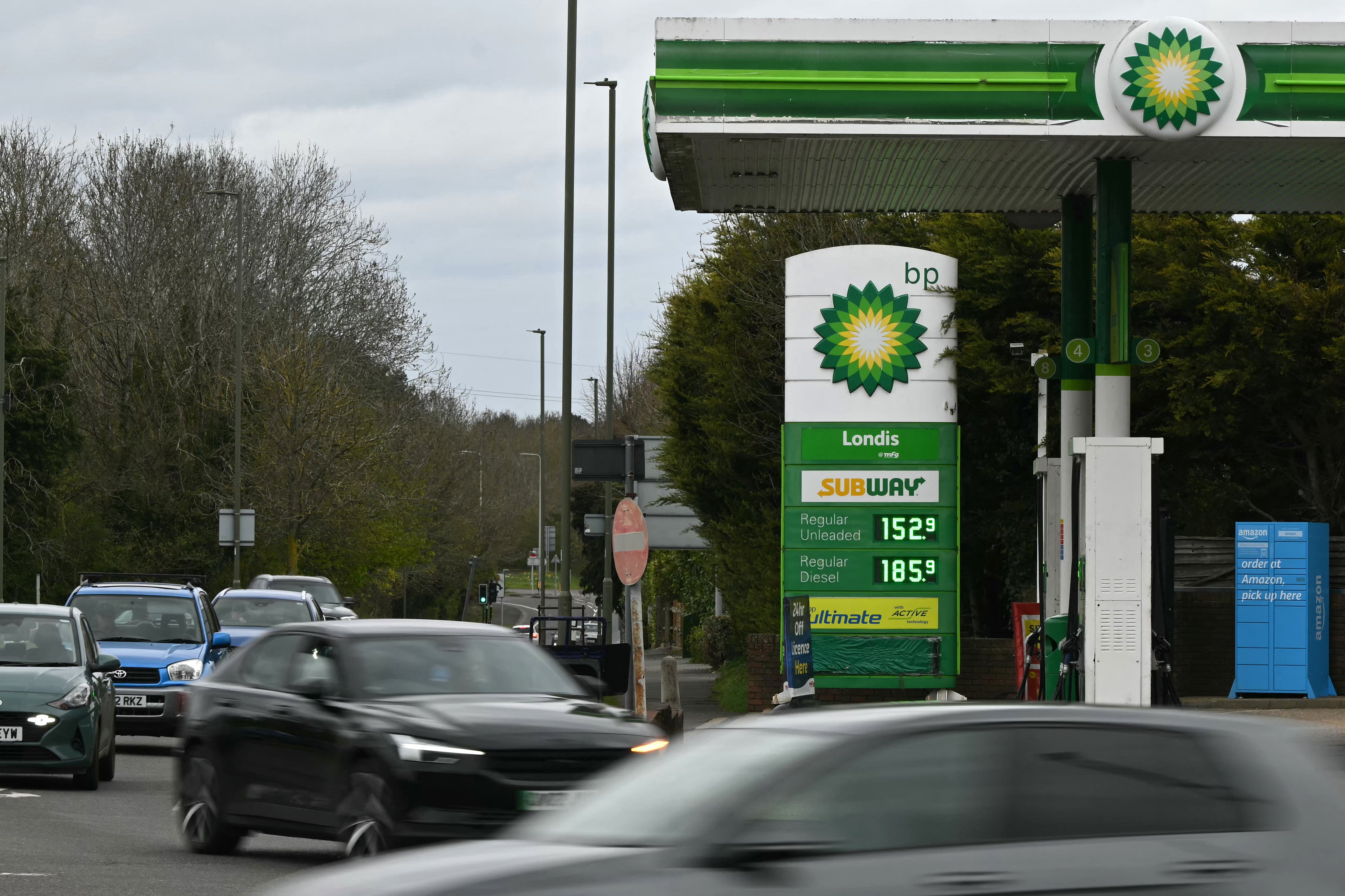 The average price of a liter of petrol and diesel in the UK is 24p and 47p higher respectively than before the start of the war.