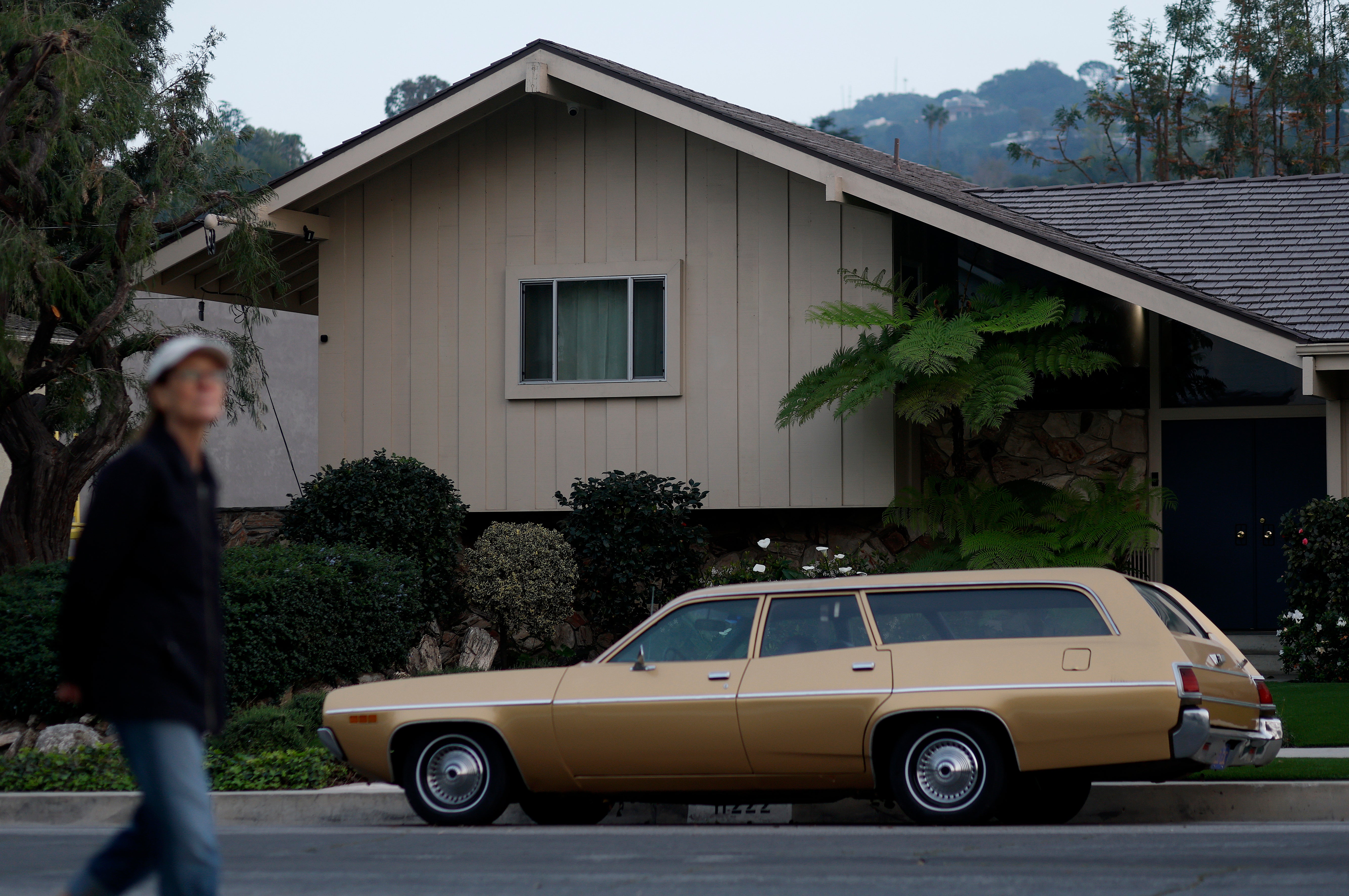 Desde a sua vibrante decoração dos anos 70 até ao familiar exterior suburbano, a casa foi concebida para evocar o reconhecimento instantâneo dos espectadores de longa data.