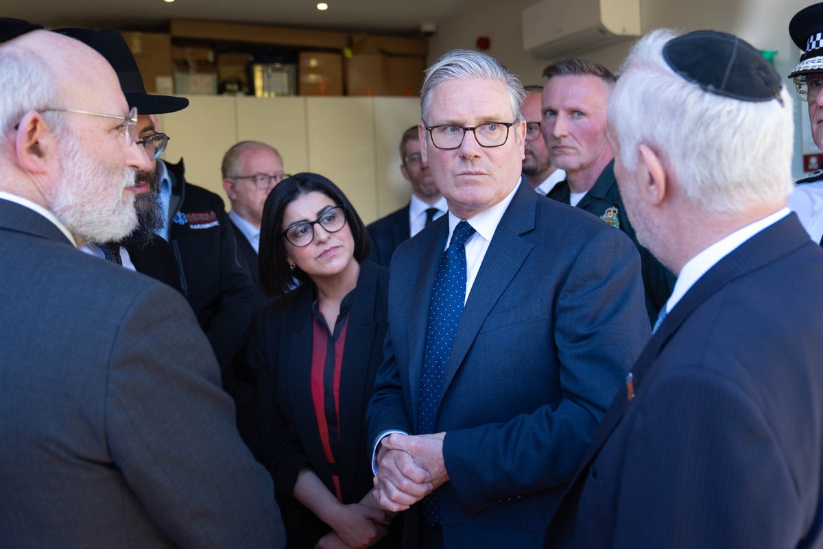 Starmer heckled by crowds as he visits scene of Golders Green terror attack