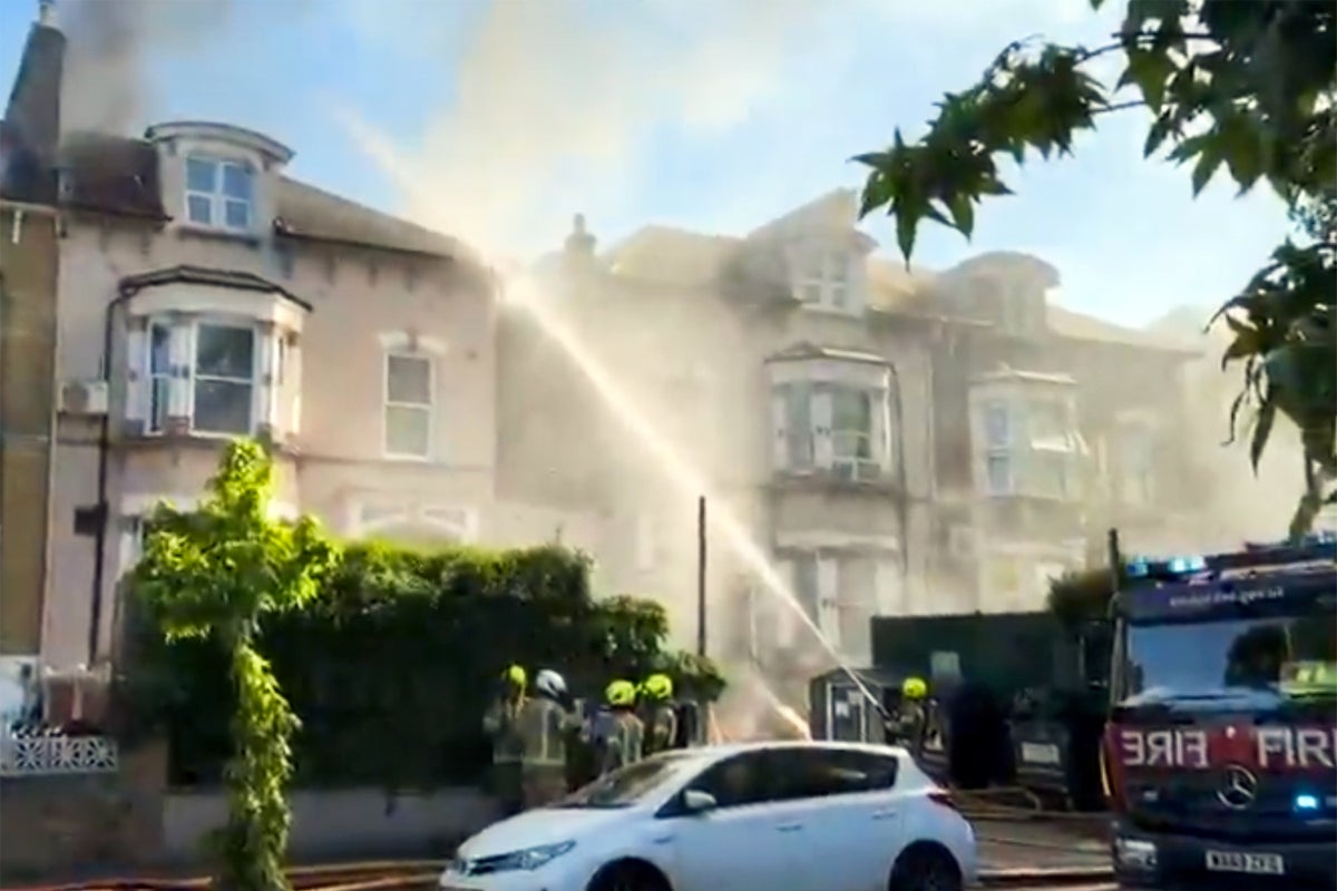 Firefighters tackle huge blaze at property near synagogue in north London – UK Times Firefighters tackle huge blaze at property near synagogue in north London – UK Times