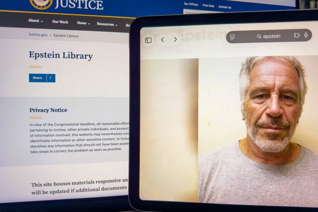 <p>Según se informa, una posible nota de suicidio escrita por Jeffrey Epstein se encuentra guardada en la cámara acorazada de un juzgado</p>
