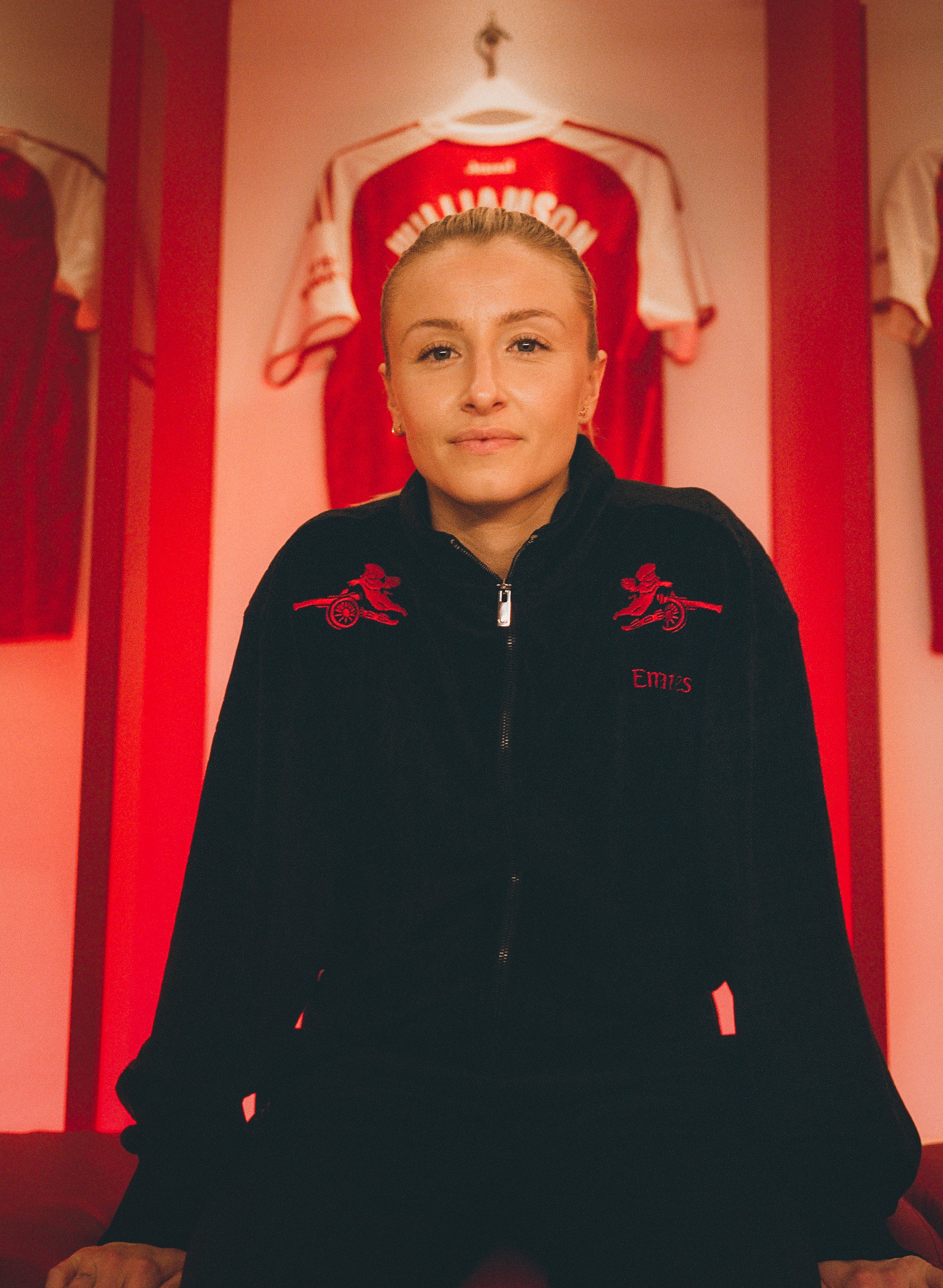 Leah Williamson signs new Arsenal contract