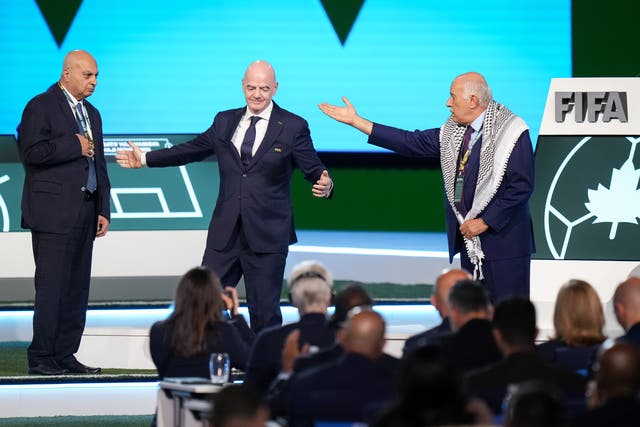 <p>El presidente de la Asociación Palestina de Fútbol, Jibril Rajoub (derecha), se aleja del presidente de la FIFA, Gianni Infantino (en el centro), tras negarse a posar junto al vicepresidente de la Asociación Israelí de Fútbol, Basim Sheikh Suliman (izquierda)</p>