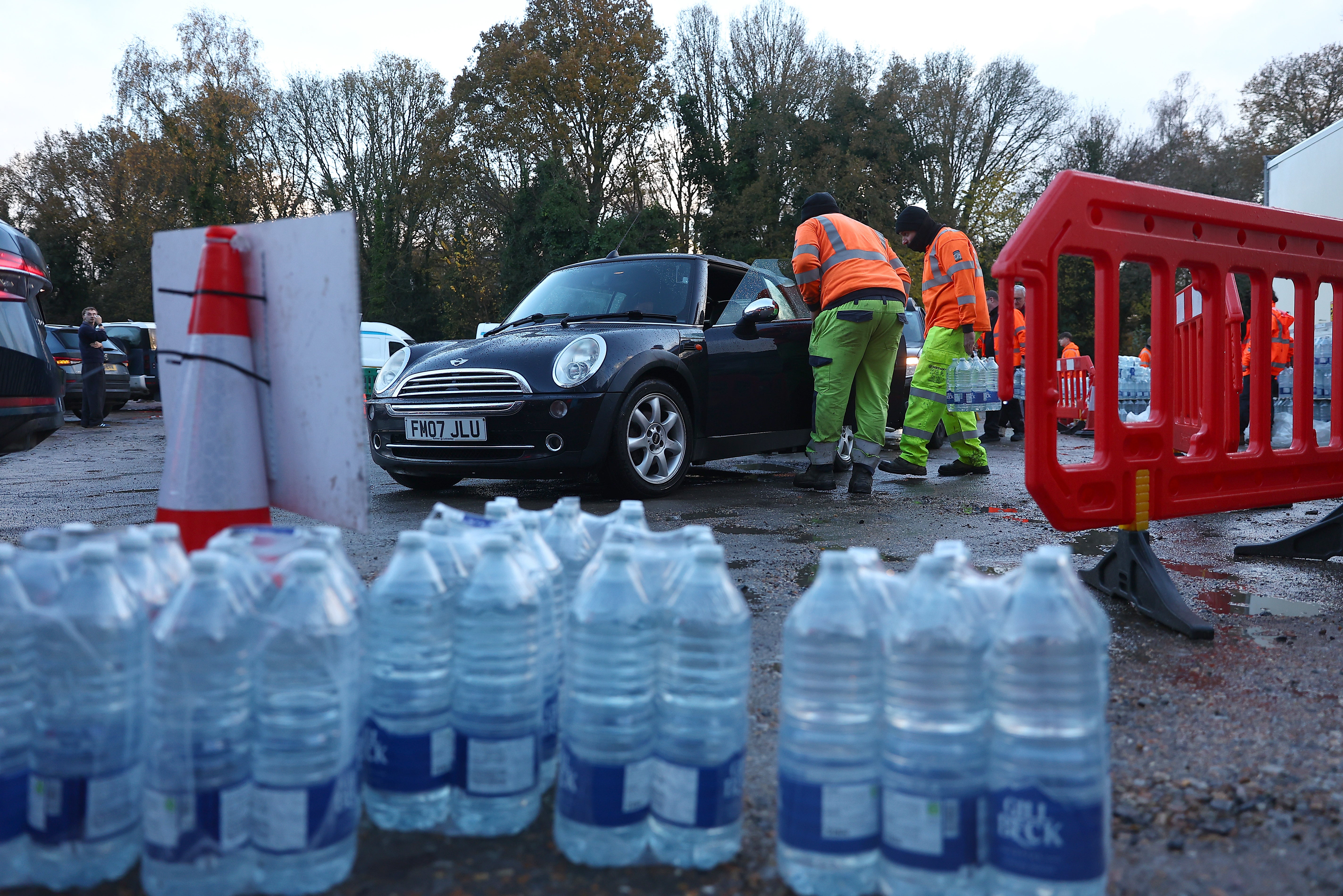 South East Water volunteers help people to load bottled water into their cars in Tunbridge Wells following a supply issue in December 2025