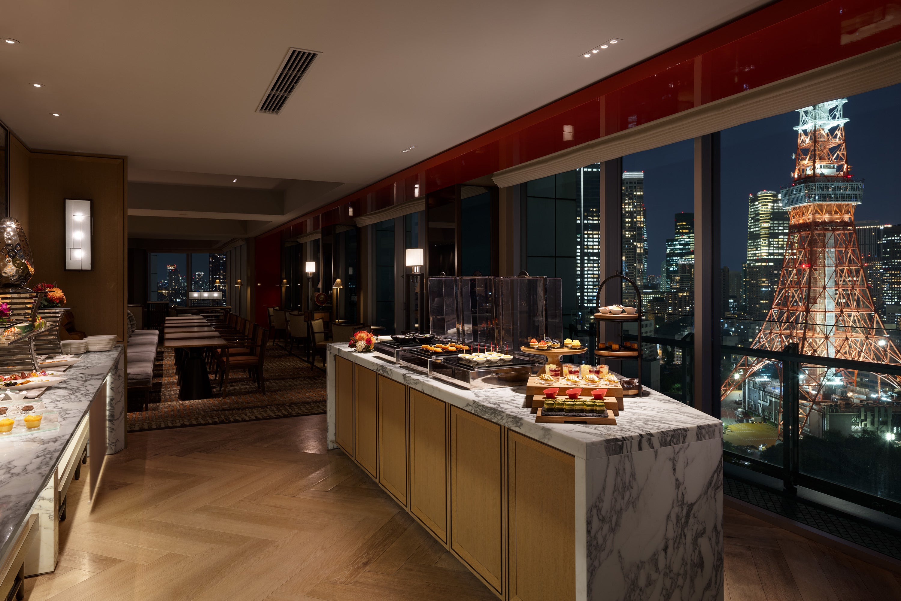 The Premium Club Lounge offers a superb evening setting to sip a glass of champagne (Prince Park Tower Hotel Tokyo)