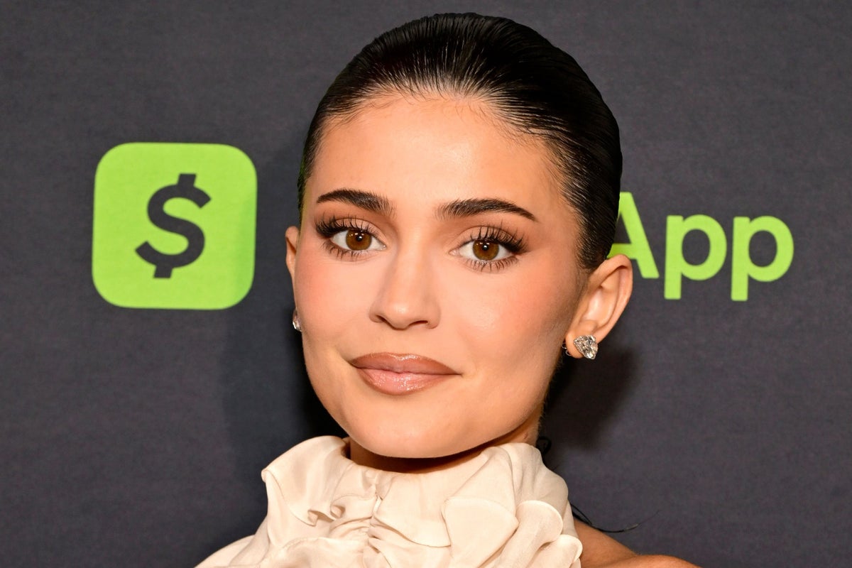 Kylie Jenner sued by second housekeeper who claims she ‘wasn’t allowed to look at’ reality star – UK Times Kylie Jenner sued by second housekeeper who claims she ‘wasn’t allowed to look at’ reality star – UK Times