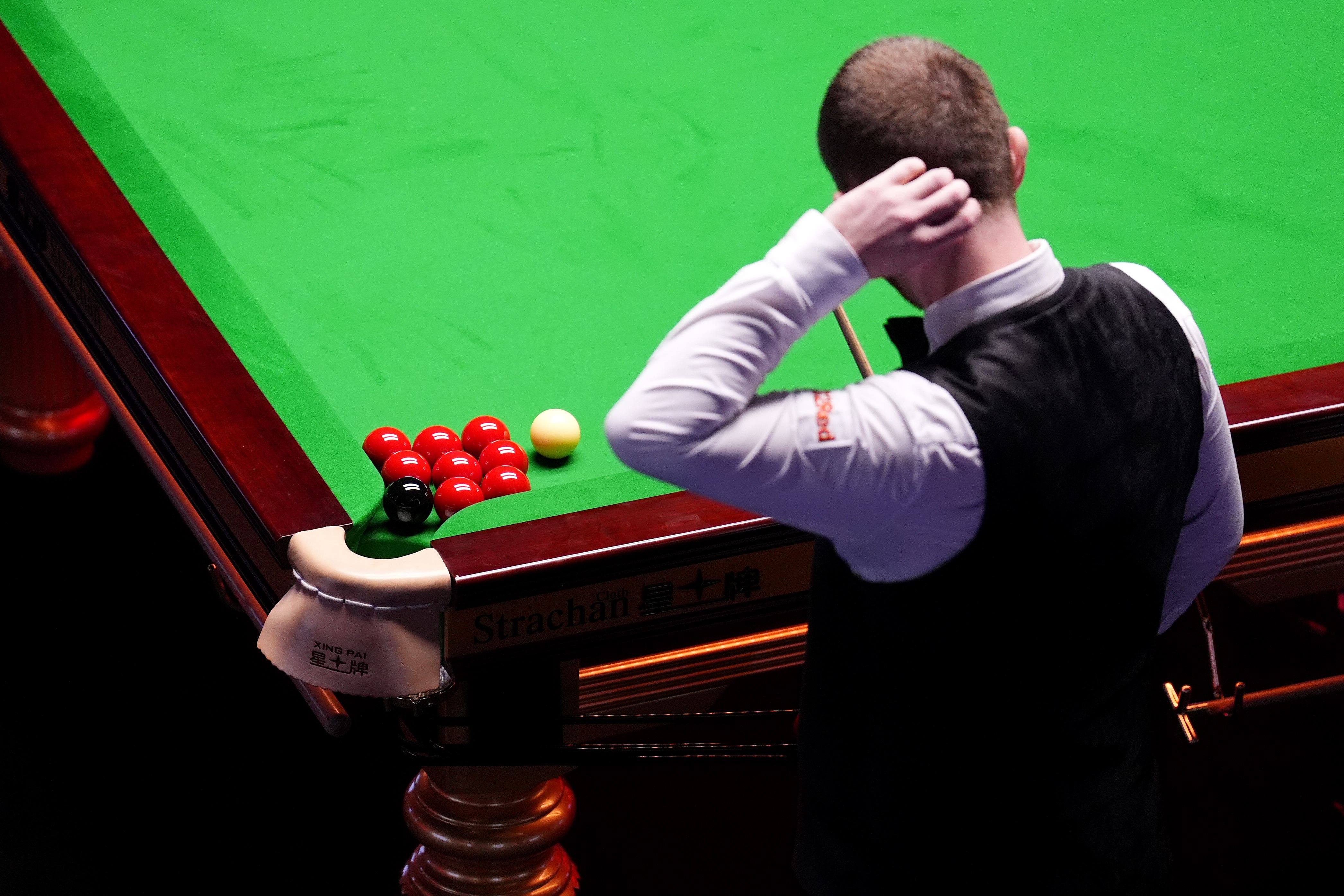 The black and eight remaining reds clustered around the corner pocket to the bemusement of both Allen and opponent Wu Yize