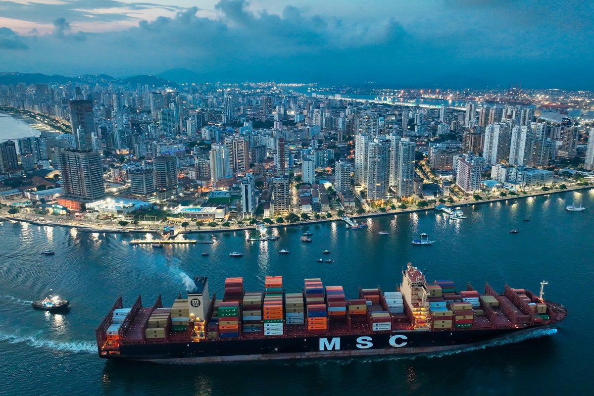 Nations preserve a plan to adopt a global fee on shipping emissions, but keep their options open