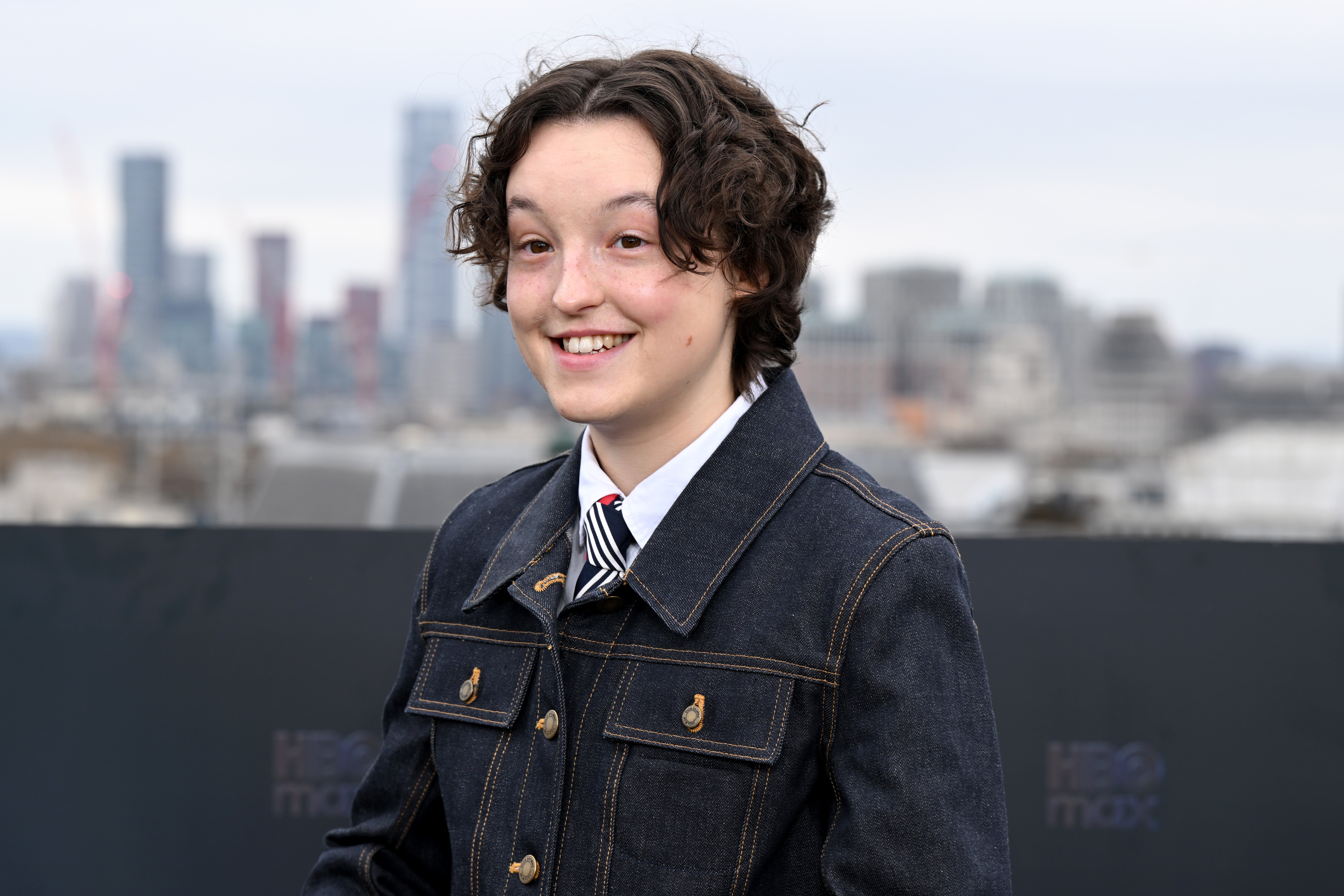 A atriz Bella Ramsey