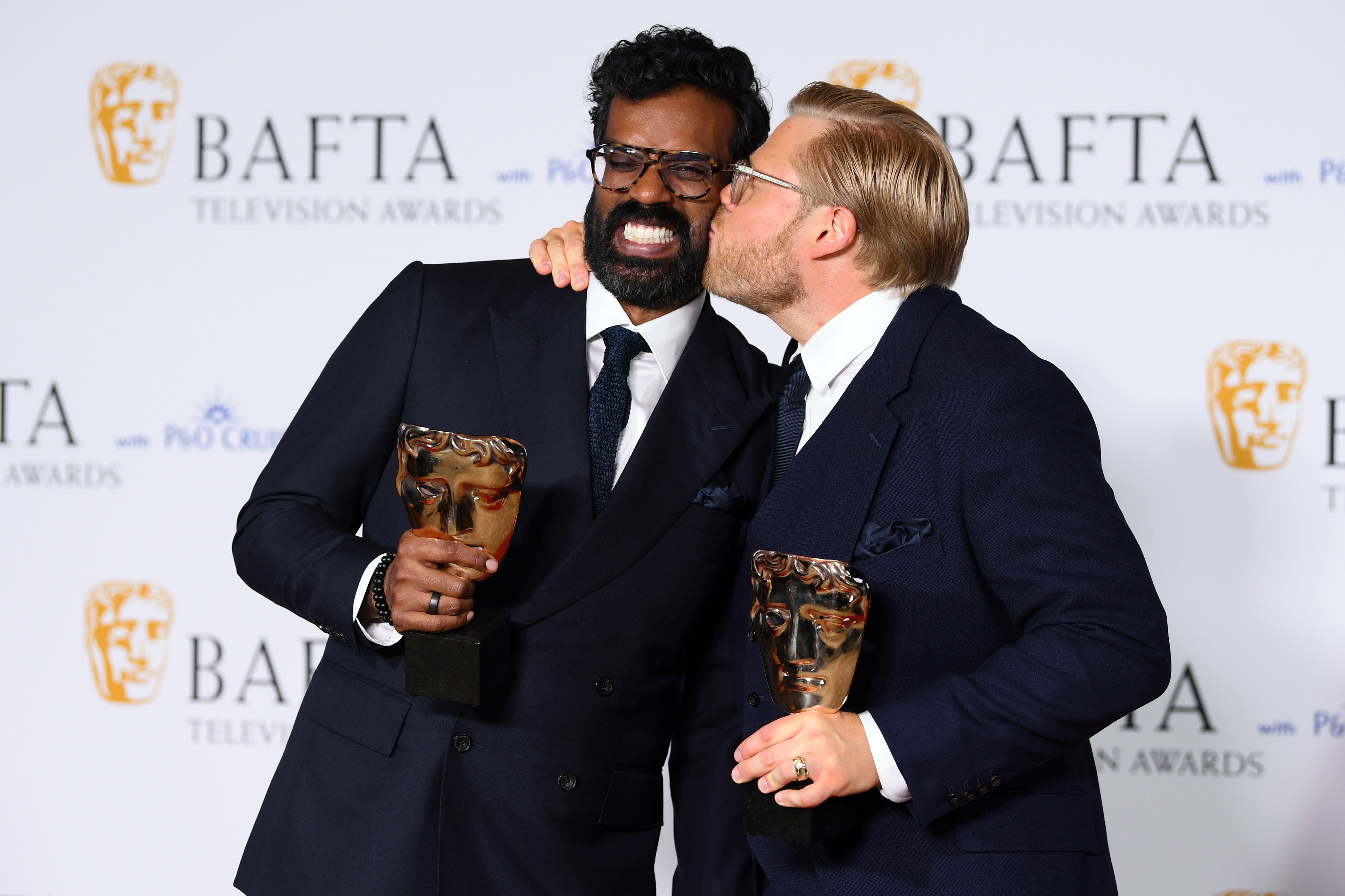 Romesh Ranganathan e Rob Beckett posam com o Entertainment Performance Award no Baftas de 2024