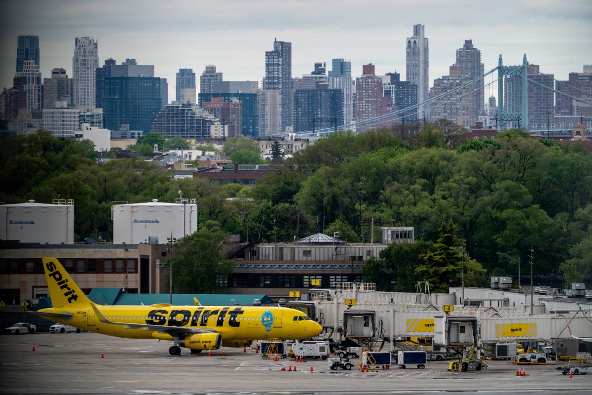 Airlines scramble to help stranded Spirit passengers and crew members after sudden closure – UK Times