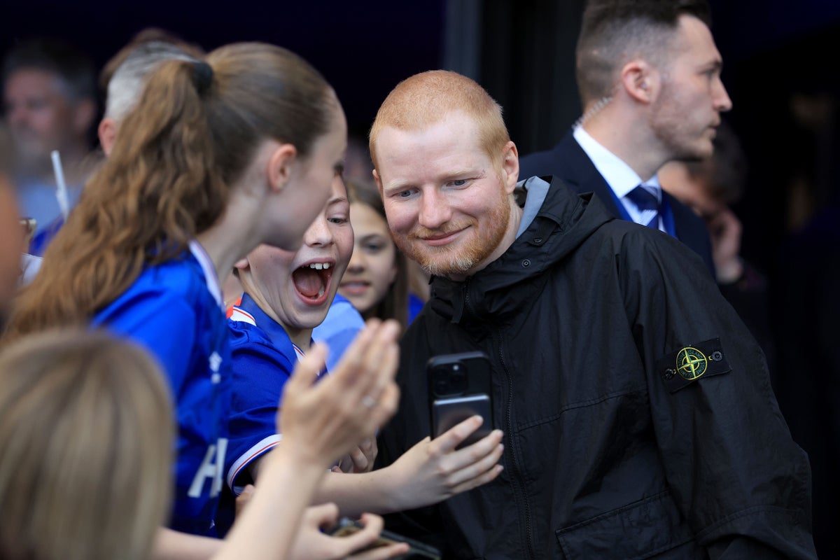 Ed Sheeran synger med Ipswich-spillerne efter oprykning til Premier League — image 2