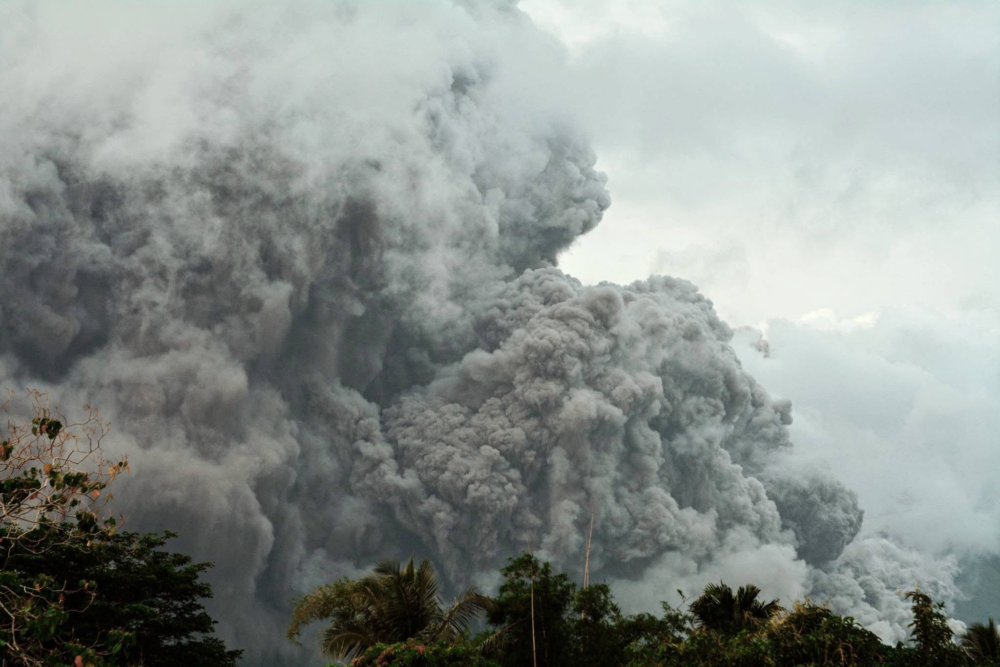 Mayon volcano spews ash