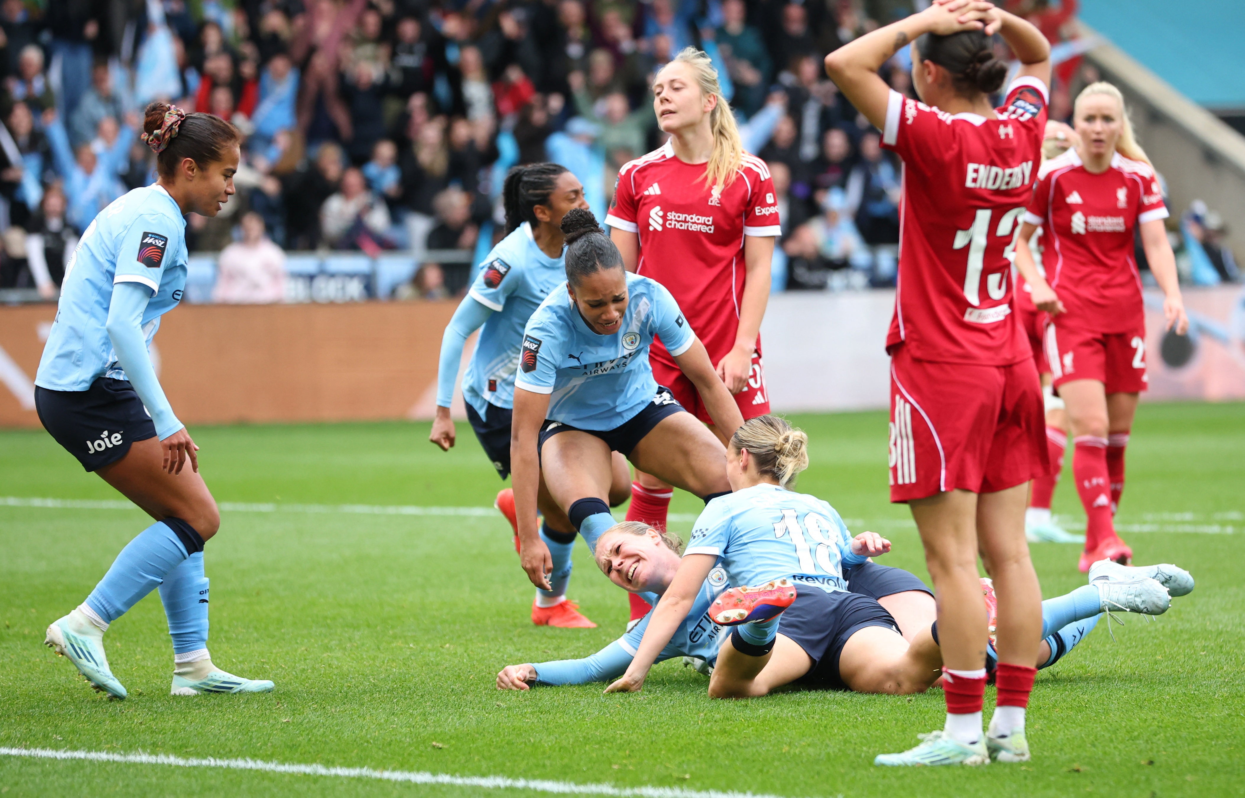 Rebecca Knaak strikes late to leave Manchester City on verge of WSL title