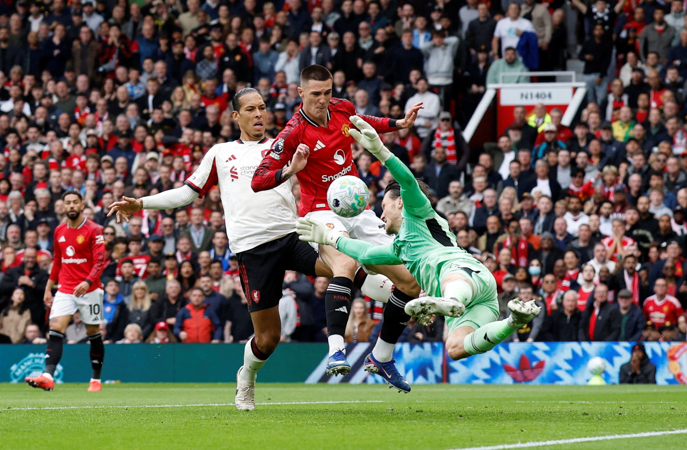 Mainoo's winner seals Champions League return as Manchester United edge Liverpool 3-2 — image 5