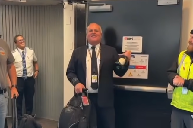<p>El piloto de Spirit Airlines, Jon Jackson, fue homenajeado por empleados de Southwest Airlines tras cancelarse su despedida por el cierre repentino de operaciones de la aerolínea </p>