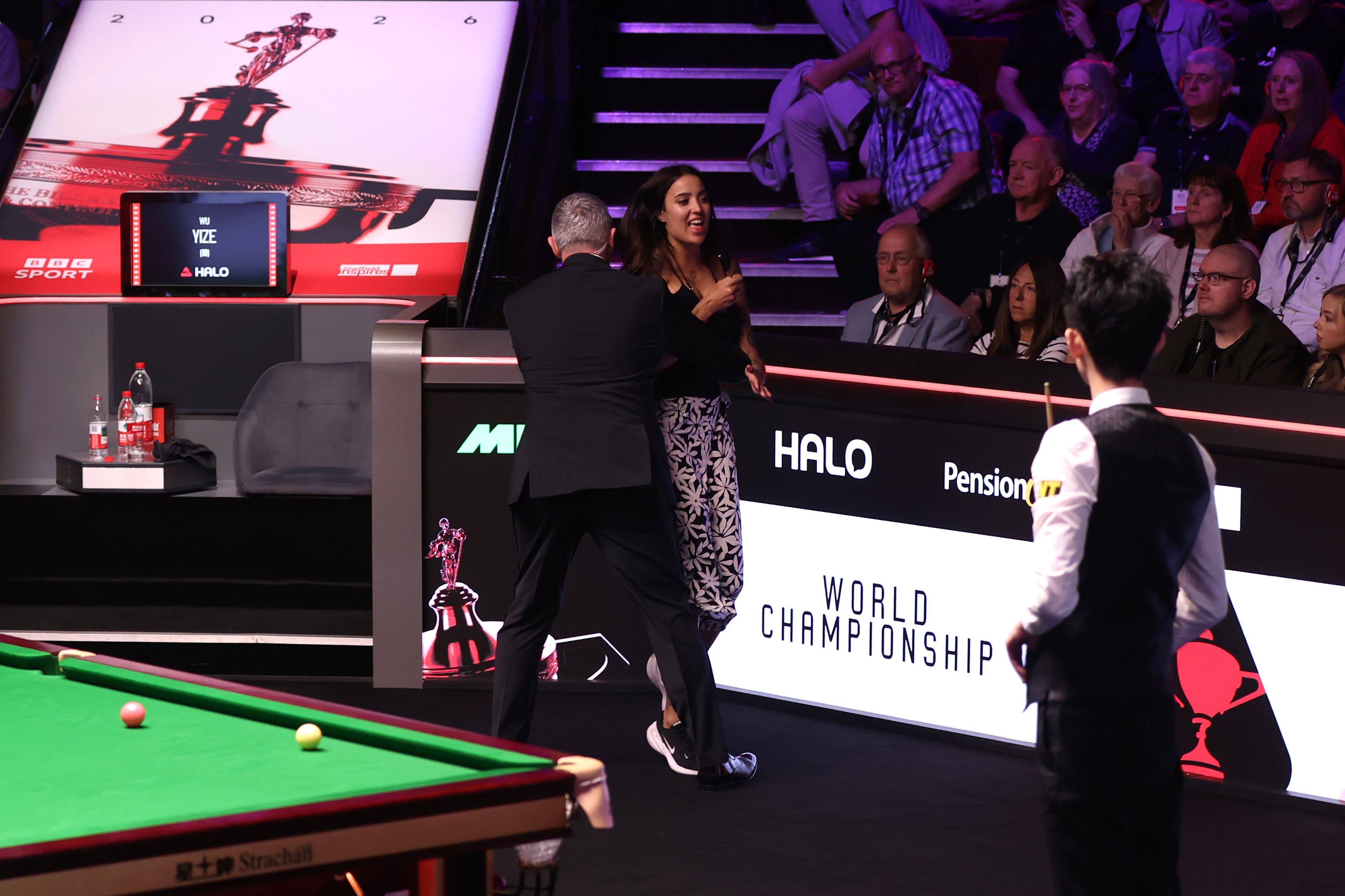 Wu Yize Takes 10-7 Lead Over Shaun Murphy in World Snooker Championship Final Amid Protests and Phone Disruptions — image 3