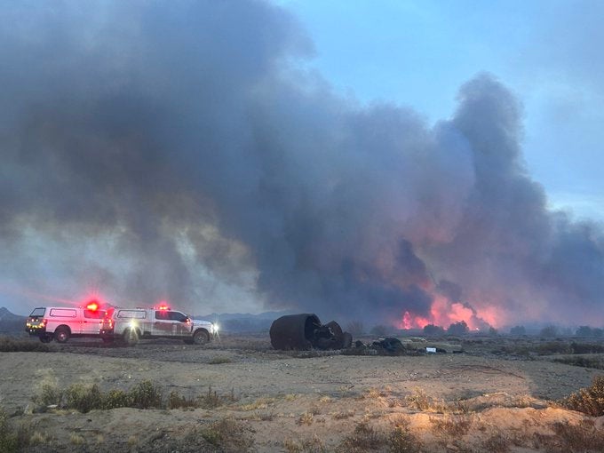 Huge wildfire engulfs nearly 1,000 acres in Arizona and is still spreading