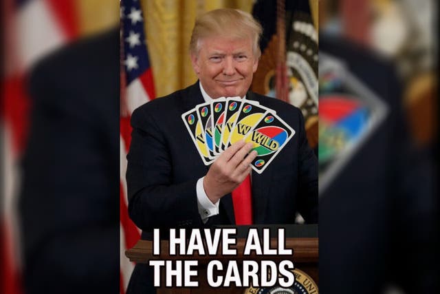 <p>Los trolls de Internet se divirtieron mucho burlándose del presidente Donald Trump después de que este compartiera un meme en el que aparecía sosteniendo cartas de Uno con el pie de foto: “Tengo todas las cartas”</p>