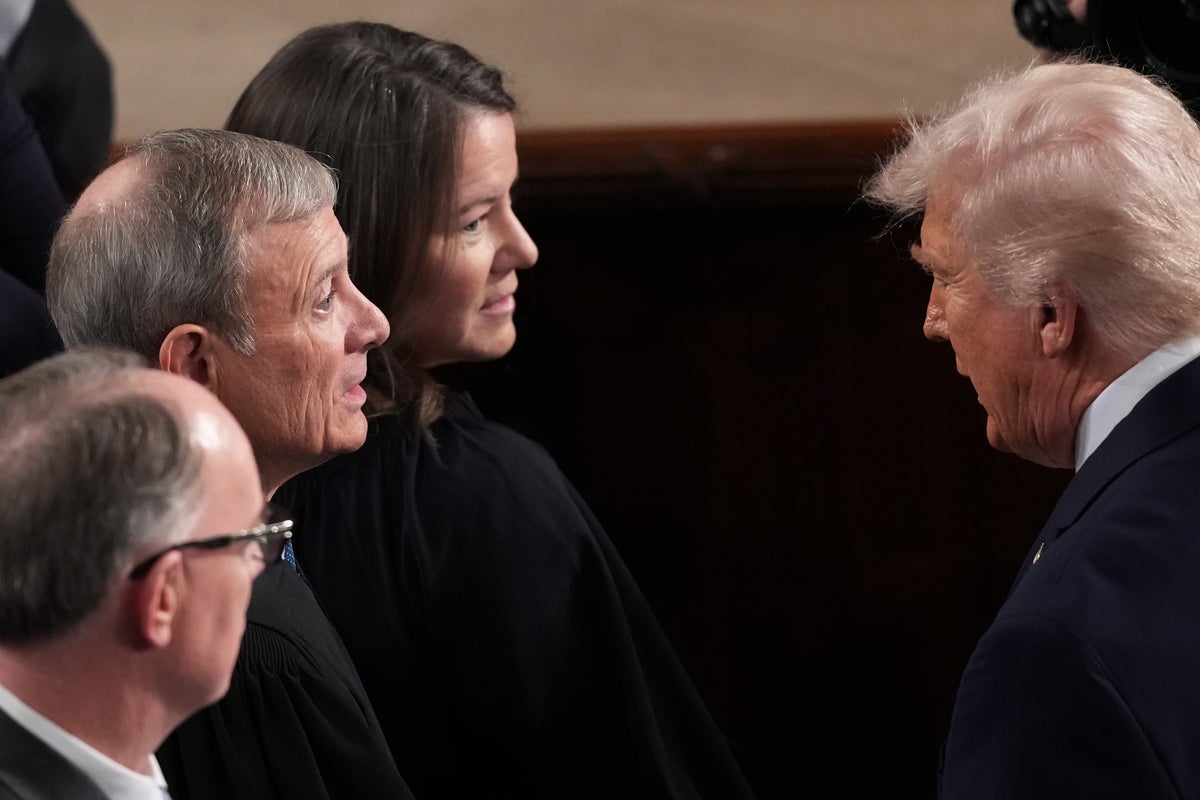 John Roberts ve Yüksek Mahkeme, ara seçimler öncesinde Trump'a bir cankurtaran halatı verdi