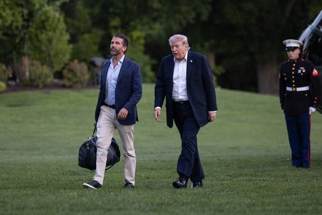 <p>El presidente Donald Trump y su hijo Donald Trump Jr. caminan por el jardín sur de la Casa Blanca. Trump visitó a un dentista en Florida durante el fin de semana y, a su regreso, fue visto con aparentes tobillos hinchados</p>