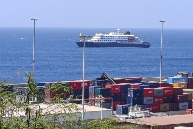 <p>Un bloguero de viajes estadounidense es una de los 149 pasajeros varados a bordo del barco MV Hondius, donde un presunto brote de hantavirus ha dejado tres muertos</p>
