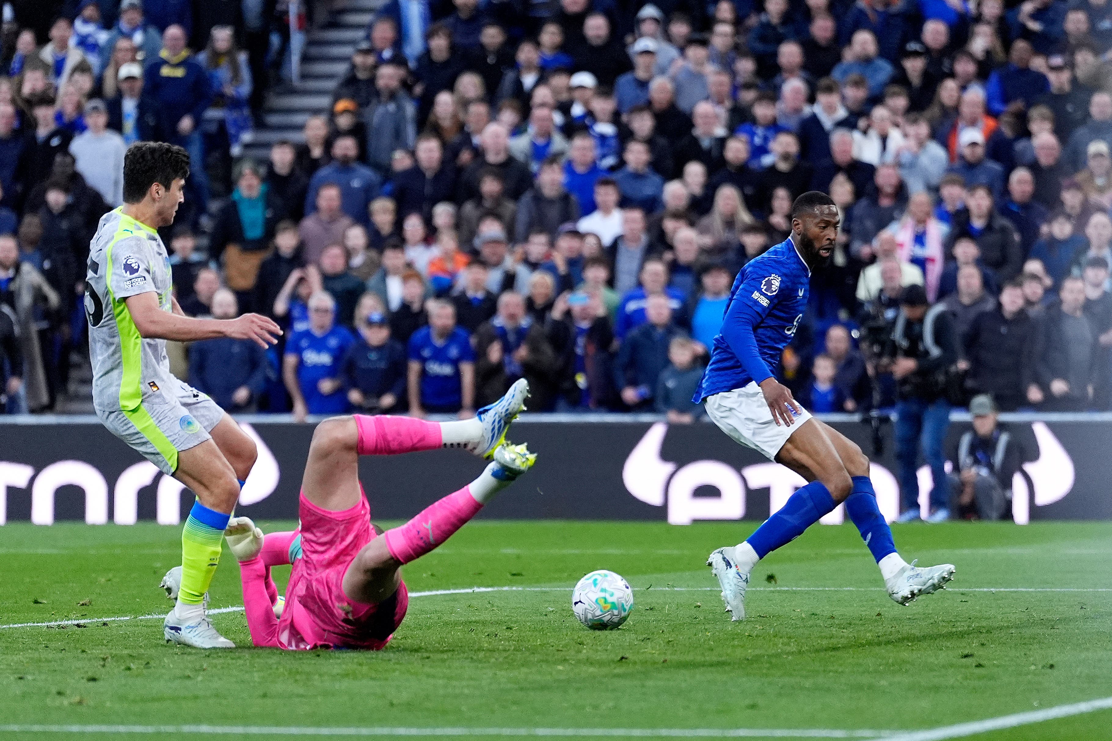 Jeremy Doku's Stunning Strike Gives Manchester City Vital Win at Everton — image 6
