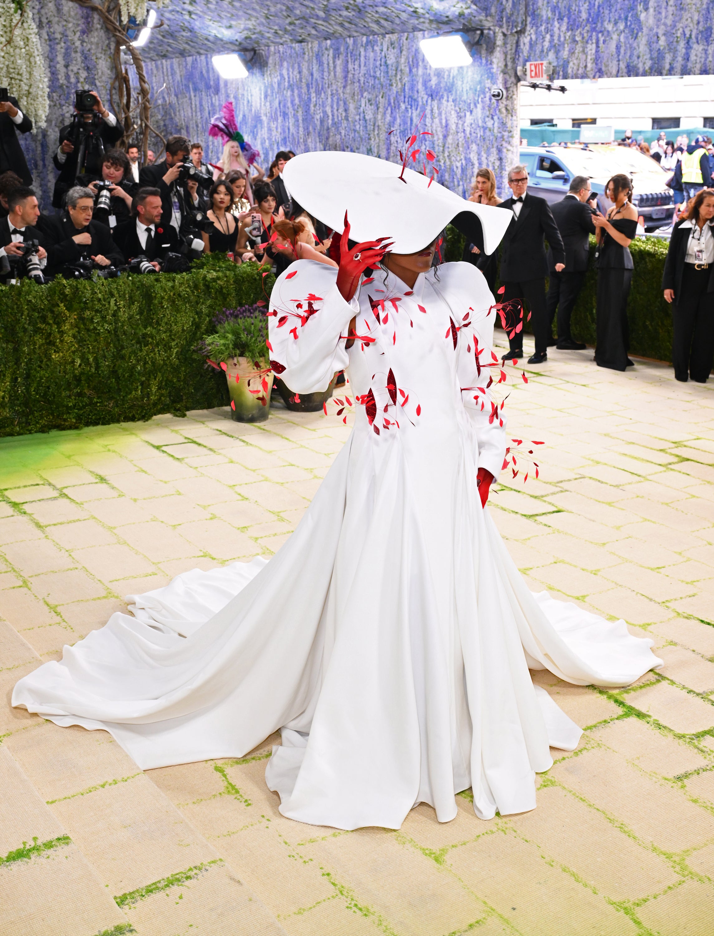 Tennis star Naomi Osaka wore a magnificent custom two-piece set from designer Robert Wun, a look that’s featured in the Met’s ‘Costume Art’ exhibit