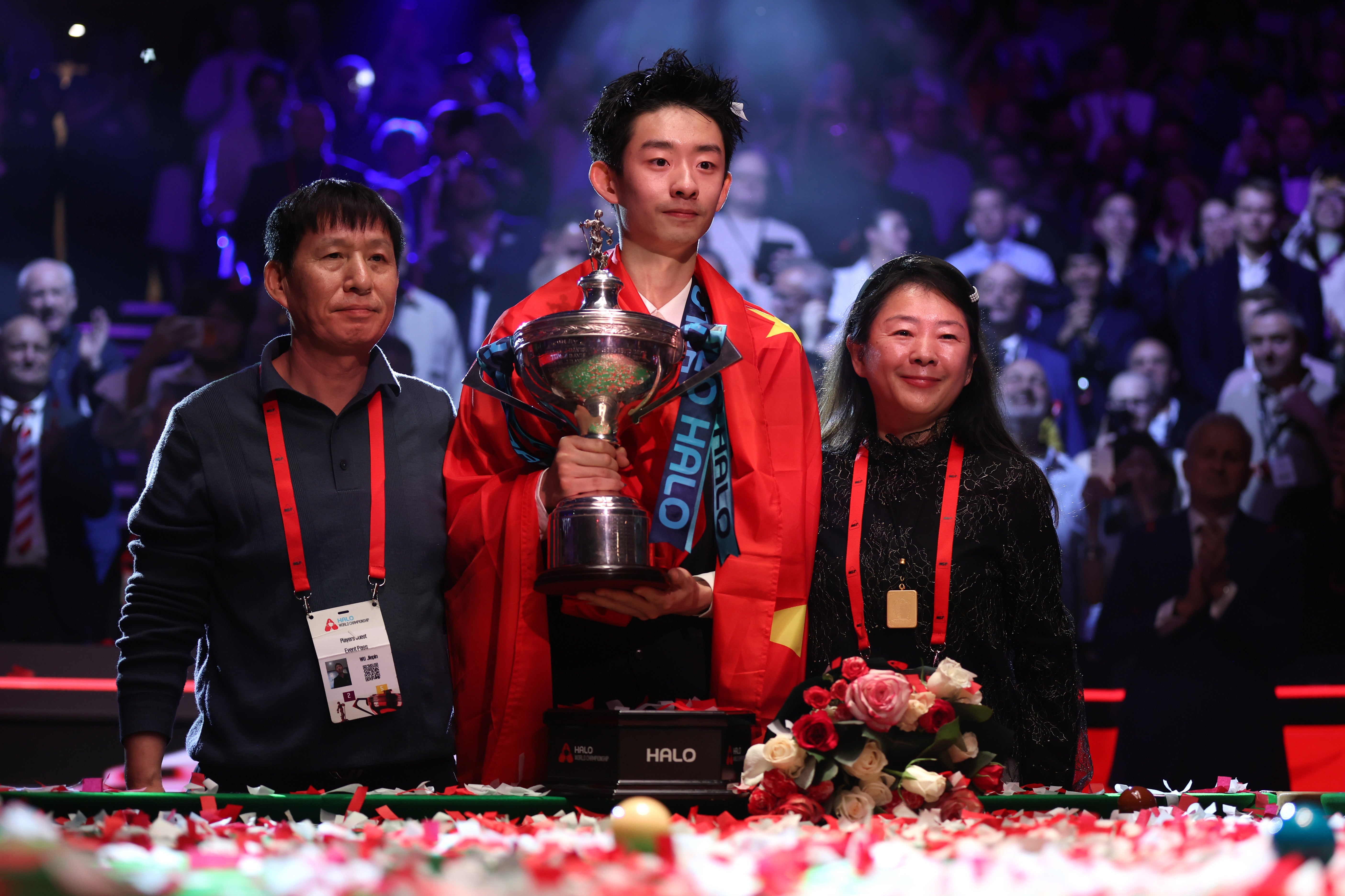 Wu Yize celebrated winning the world snooker title with his parents