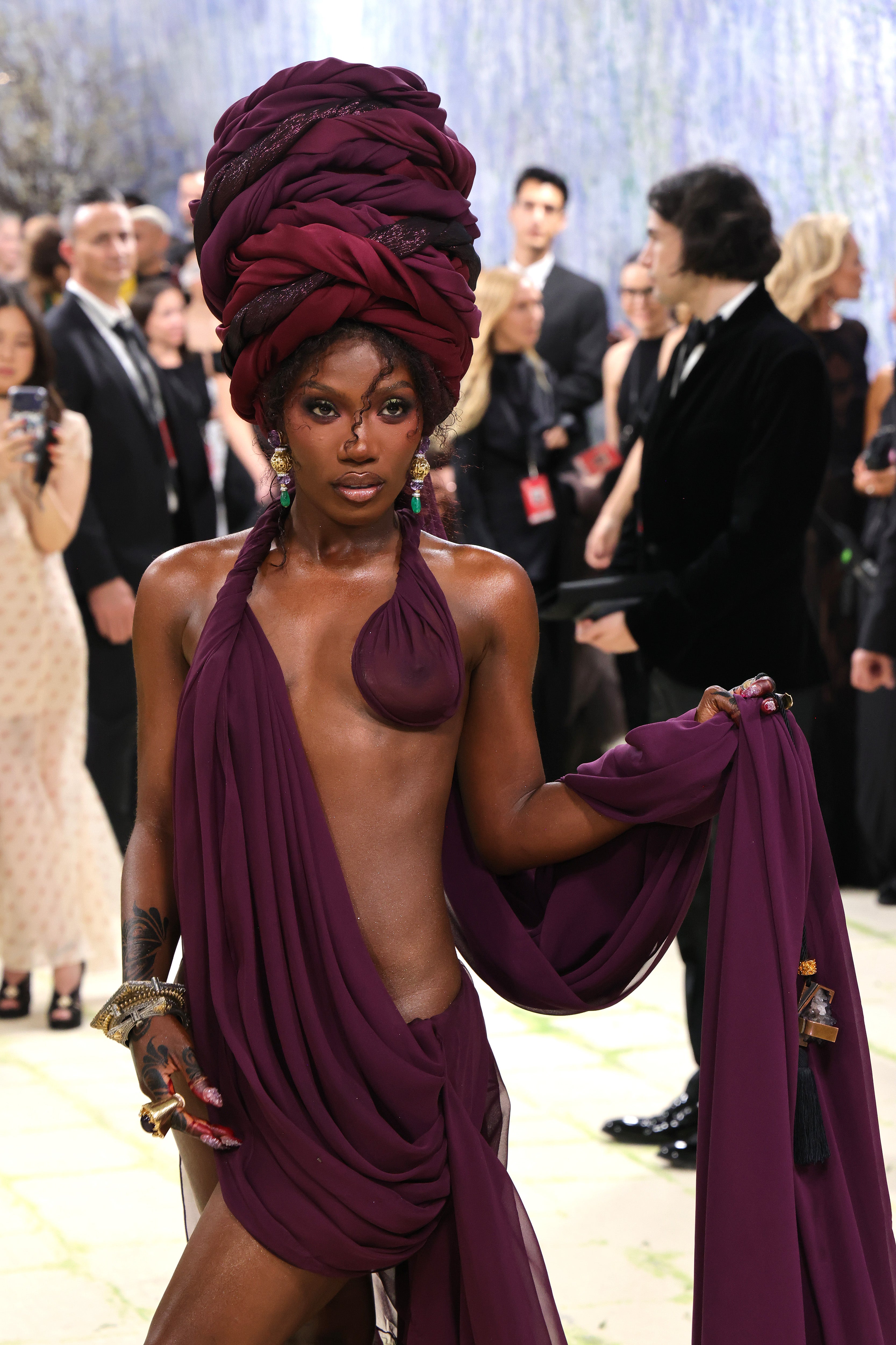 Doechii arrived on the carpet with the fabric draped over her head before revealing her full outfit